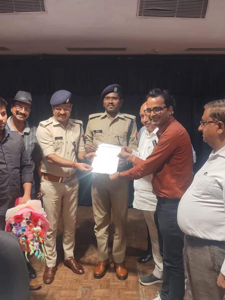 डीसीपी नोएडा ने एडीसीपी नोएडा व एसीपी-1 नोएडा सहित लघु उद्योग व्यापार संगठनों के प्रतिनिधियों के साथ मीटिंग की