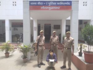 थाना बीटा-2 पुलिस की कार्रवाई: मोबाइल चोर गिरफ्तार, चोरी का फोन और अवैध चाकू बरामद