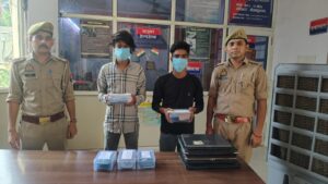 सेक्टर-58 पुलिस की कार्रवाई: PG और घरों में चोरी करने वाले 2 शातिर गिरफ्तार, 5 लैपटॉप, 10 मोबाइल, ₹4 हजार नकद और 2 अवैध चाकू बरामद