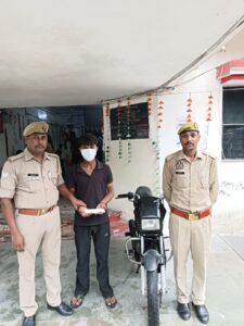 नोएडा में वाहन चोर गिरफ्तार, दिल्ली से चोरी की स्प्लेंडर बाइक और अवैध चाकू बरामद
