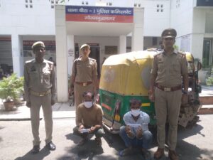 थाना बीटा-2 पुलिस का  खुलासा: बंद मकानों और निर्माणाधीन इमारतों में चोरी करने वाले 2 शातिर गिरफ्तार, 37 पाइप, ऑटो व 2 चाकू बरामद