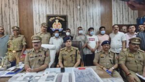 थाना बिसरख पुलिस की बड़ी कार्रवाई,जीएसटी अधिकारी बनकर 29 लाख हड़पने वाले गिरोह का पर्दाफाश, 5 गिरफ्तार,नकदी के साथ सोने की चेन, चांदी का कड़ा, अंगूठी, पुलिस वर्दी और दो कारें बरामद