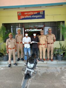 थाना ईकोटेक प्रथम पुलिस की कार्रवाई: अवैध तमंचा और चाकू के साथ 2 आरोपी गिरफ्तार, बाइक भी बरामद