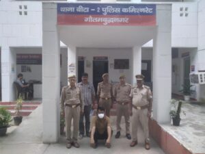 थाना बीटा-2 पुलिस टीम ने 10 हजार रुपये के इनामी वांछित लुटेरे को नजफगढ़ दिल्ली से दबोचा, जीरो प्वाइंट के पास व्यापारी से 1.38 करोड़ की लूट में था फरार