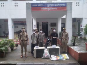 थाना बीटा-2 पुलिस ने घरों में चोरी करने वाले गिरोह का किया पर्दाफाश, तीन अभियुक्त गिरफ्तार; चोरी के एसी, मोटर, मोबाइल व अवैध चाकू समेत सामान बरामद