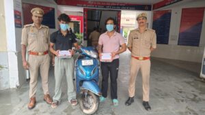 सेक्टर-58 पुलिस ने चोरी व स्नेचिंग करने वाले दो शातिर गिरफ्तार, 12 मोबाइल और चोरी की स्कूटी बरामद