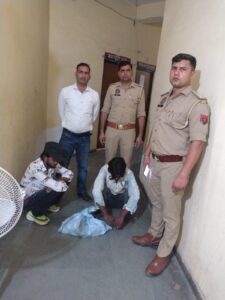 इकोटेक-3 में अवैध शराब की बिक्री करते दो गिरफ्तार, 30 पव्वे बरामद