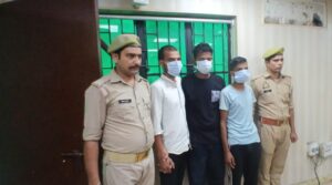 सेक्टर-58 पुलिस ने मोबाइल स्नैचर गिरोह का किया पर्दाफाश, तीन गिरफ्तार,दो बाल अपचारी भी पुलिस संरक्षण में, चोरी की बाइक और 22 मोबाइल फोन समेत दो चाकू बरामद