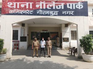 नॉलेज पार्क पुलिस की कार्रवाई: चोरी के दो मोबाइल और अवैध चाकू के साथ युवक गिरफ्तार