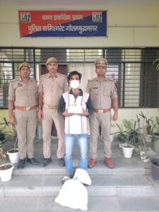 थाना ईकोटेक-1 क्षेत्र में अवैध शराब की बिक्री पर कार्रवाई, 60 पौव्वे देशी शराब के साथ एक आरोपी गिरफ्तार
