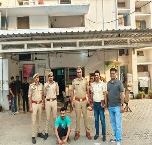 मेरठ में 50 हजार का इनामी आरोपी गिरफ्तार, STF नोएडा और मेडिकल पुलिस की संयुक्त कार्रवाई,हत्या, चोरी और अवैध हथियार समेत चार मुकदमों में नामजद कुनाल उर्फ कुलदीप त्यागी लखनऊ से गिरफ्तार